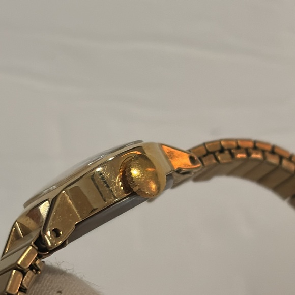 Vintage gold Timex watch , stretch band - Picture 3 of 5